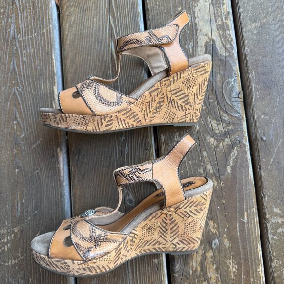 Like New L'Artiste Nicolasa Comfort High Wedge Sandal in Women's 40/US 9 - Picture 3 of 13